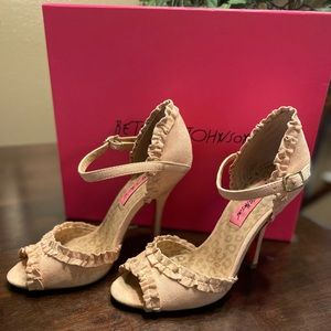 Betsy Johnson Balladd Nude Suede size 6